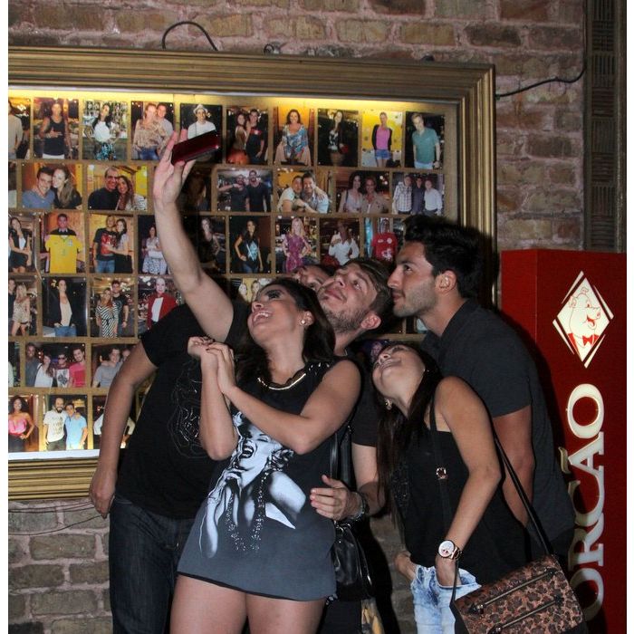  Anitta e os amigos posam para um selfie 