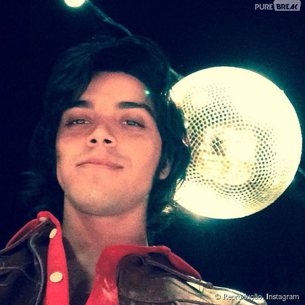 Rodrigo Simas exibe seu novo look com um globo de espelhos atr&aacute;s no set de "Boogie Oogie"