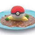 Mesmo Pikachu odiando pokebolas, elas marcam presen&ccedil;a no restaurante. Prato de arroz com curry e omelete 