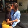 Bruna Marquezine e Flora Diegues se beijam em protesto à "cura gay"