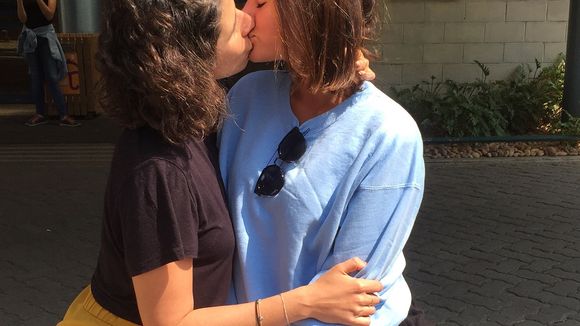 Bruna Marquezine e Tatá Werneck beijam atriz em protesto contra a "cura gay"