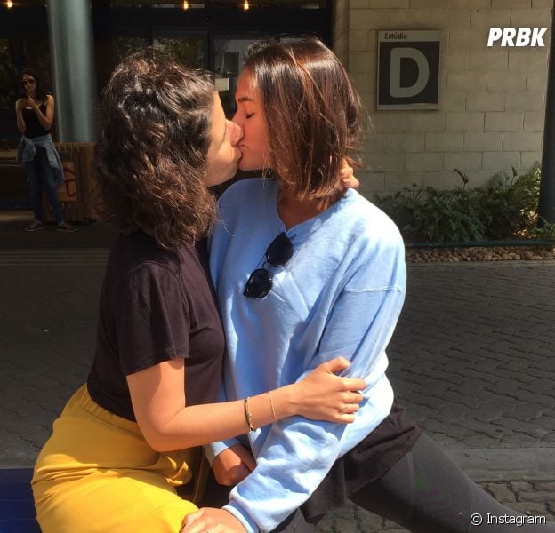 Bruna Marquezine e Flora Diegues se beijam em protesto à "cura gay"