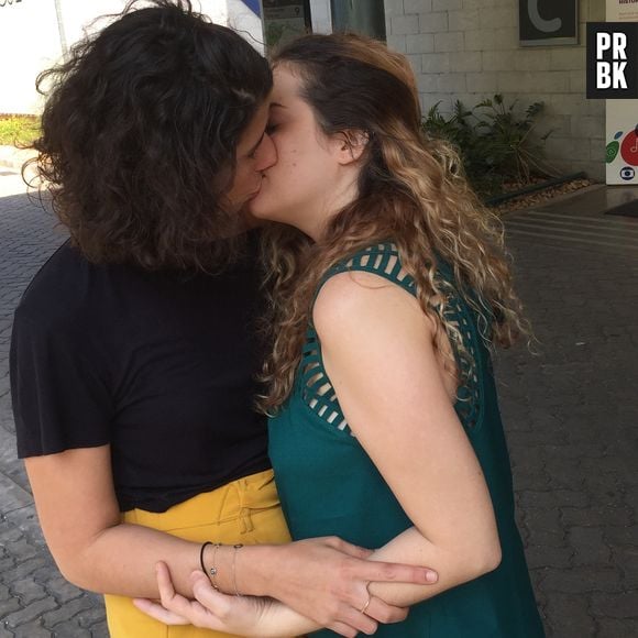 Atrizes se beijam em protesto contra a "cura gay"