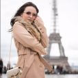 Larissa Manoela lança coleção de bolsas e faz pose em Paris