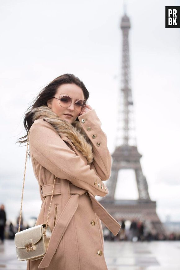 Larissa Manoela lança coleção de bolsas e faz pose em Paris