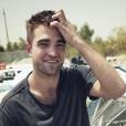  Robert Pattinson solta o verbo sobre trai&ccedil;&atilde;o de Kristen Stewart, h&aacute; dois anos: "Merdas acontecem, sabe? Somos s&oacute; pessoas jovens" 