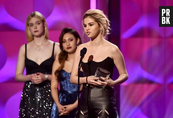 Selena Gomez se emociona ao receber prêmio "Women in Music"