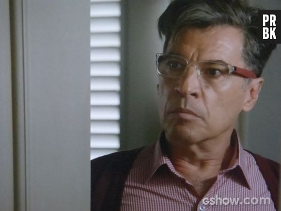 Claudio (José Mayer) decide terminar com Leonardo (Klebber Toledo) depois de uma ameaça de Téo (Paulo Betti) em "Império"