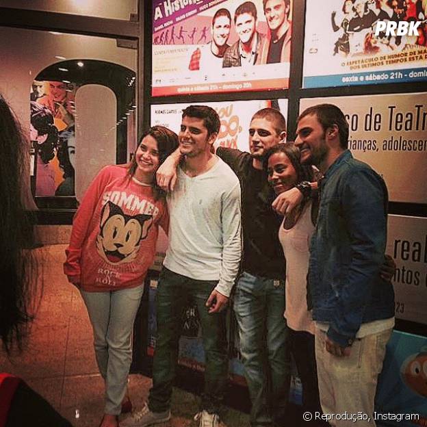 Hugo Bonemer, Bruno Gissoni e Daniel Rocha posam com os fãs nos bastidores de "A História dos Amantes"