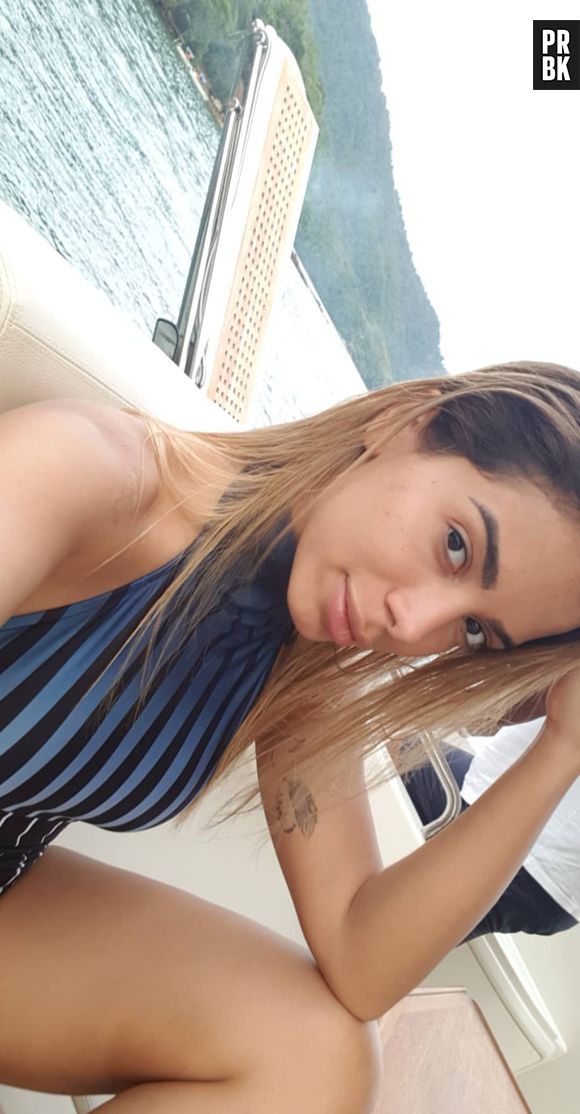 Anitta posta fotos sem maquiagem e impressiona com beleza natural
