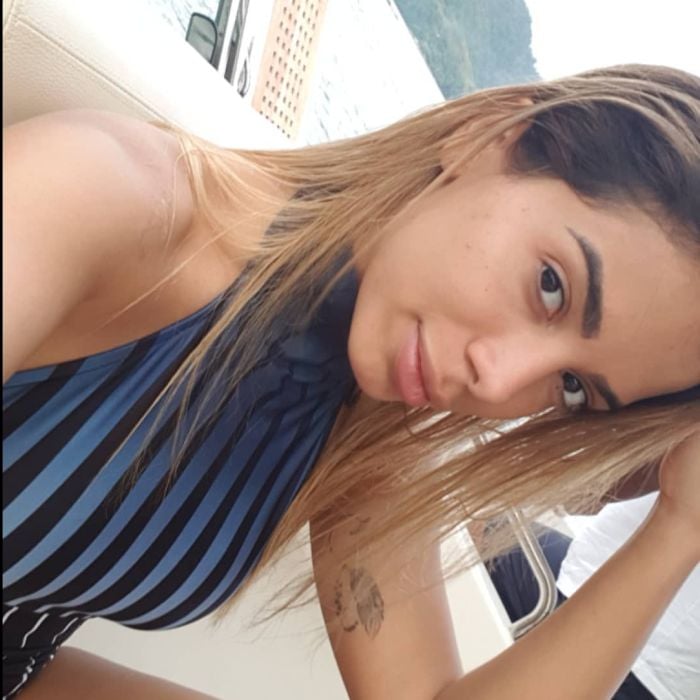 Anitta posta fotos sem maquiagem e impressiona com beleza natural