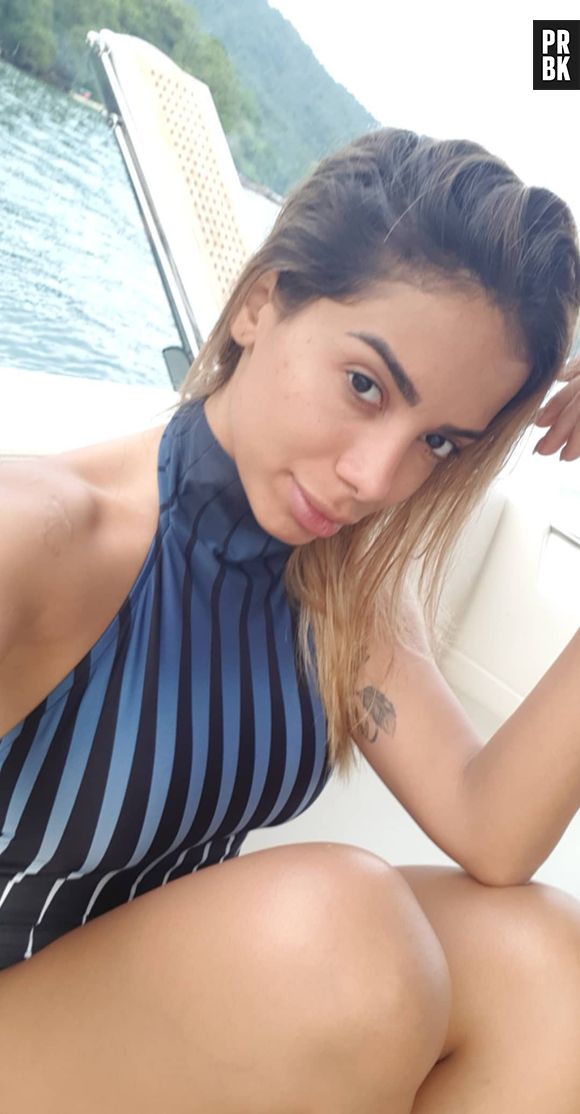 Sem maquiagem, Anitta curte férias após um 2017 agitado