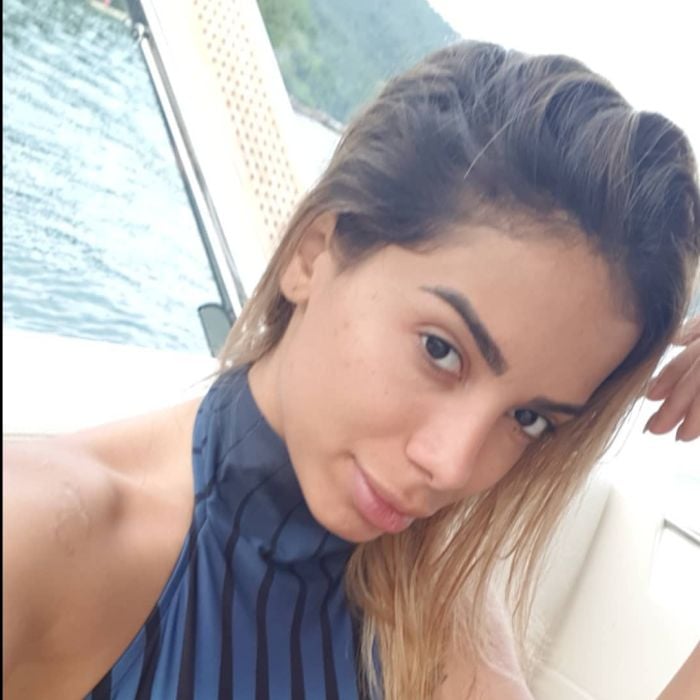 Sem maquiagem, Anitta curte férias após um 2017 agitado