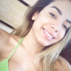 Anitta posta fotos sem maquiagem e toda sorridente