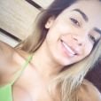 Anitta posta fotos sem maquiagem e toda sorridente