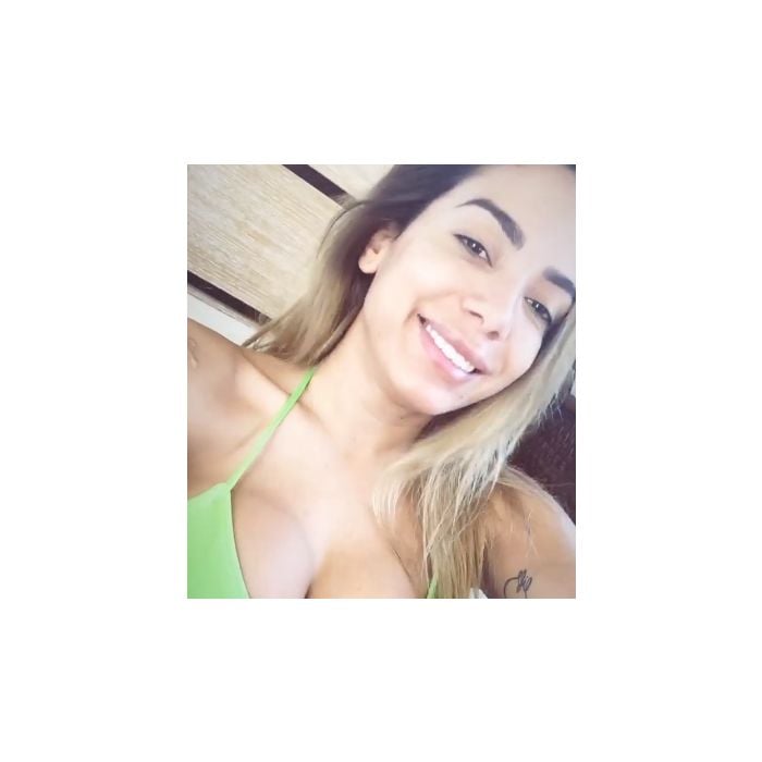 Anitta posta fotos sem maquiagem e toda sorridente