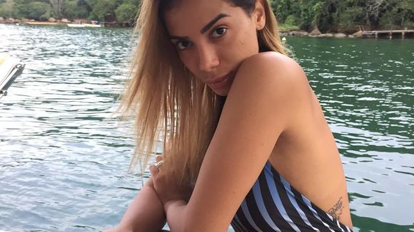 Anitta posta fotos sem maquiagem e manda recado para os fãs no Instagram!