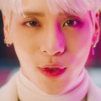 Após a morte de Jonghyun, clipe de "Shinin" é lançado pela gravadora do cantor!