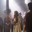 De "Deus Salve o Rei", Amália (Marina Ruy Barbosa) entra no altar durante casamento com Afonso (Rômulo Estrela)