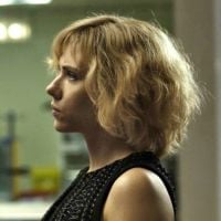 Em clipe de "Lucy", Scarlett Johansson mostra seus poderes para Morgan Freeman