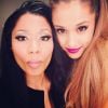 Nicki Minaj e Ariana Grande posam antes de subir ao palco do VMA