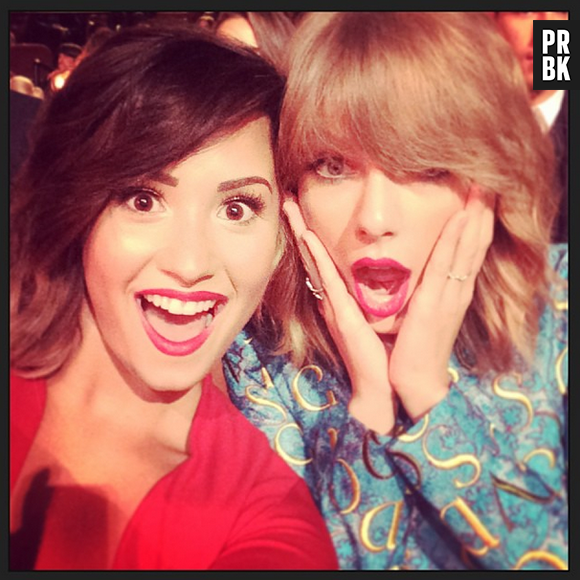 Demi Lovato e Taylor Swift fizeram as BFFs durante o prêmio