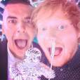  O fofo do Ed Sheeran posou super feliz com seu primeiro pr&ecirc;mio no VMA 