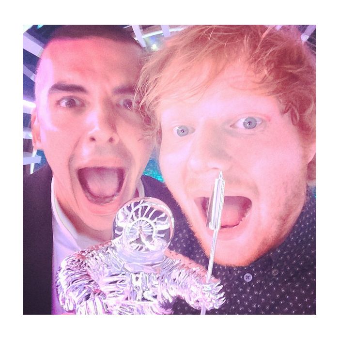  O fofo do Ed Sheeran posou super feliz com seu primeiro pr&amp;ecirc;mio no VMA 
