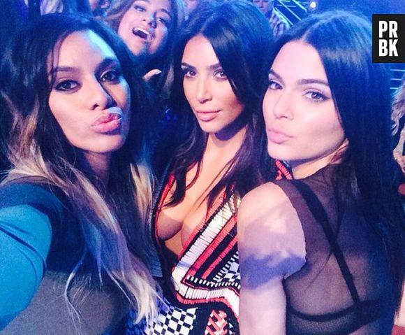 As estreantes Fifth Harmony ganharam prêmio e tietaram Kim Kardashian