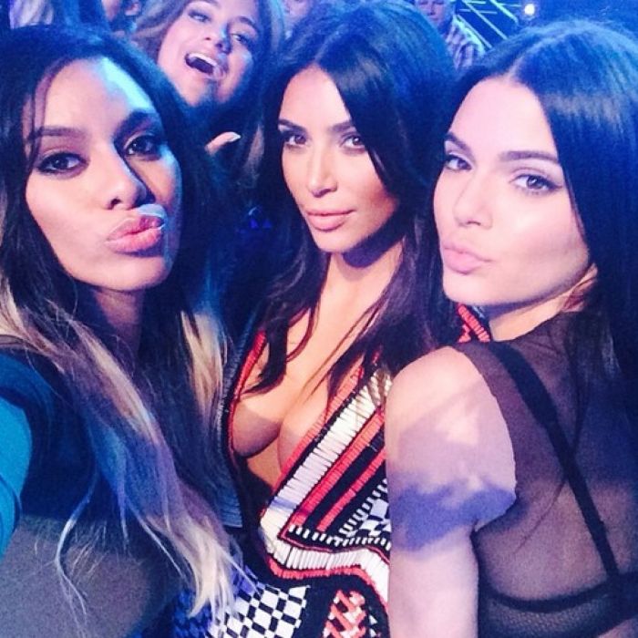  As estreantes Fifth Harmony ganharam pr&amp;ecirc;mio e tietaram Kim Kardashian 