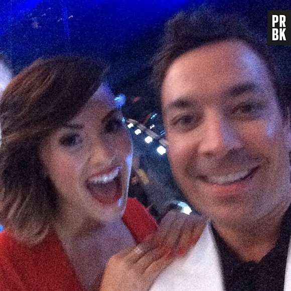 Demi Lovato se empolga em selfie com Jimmy Fallon