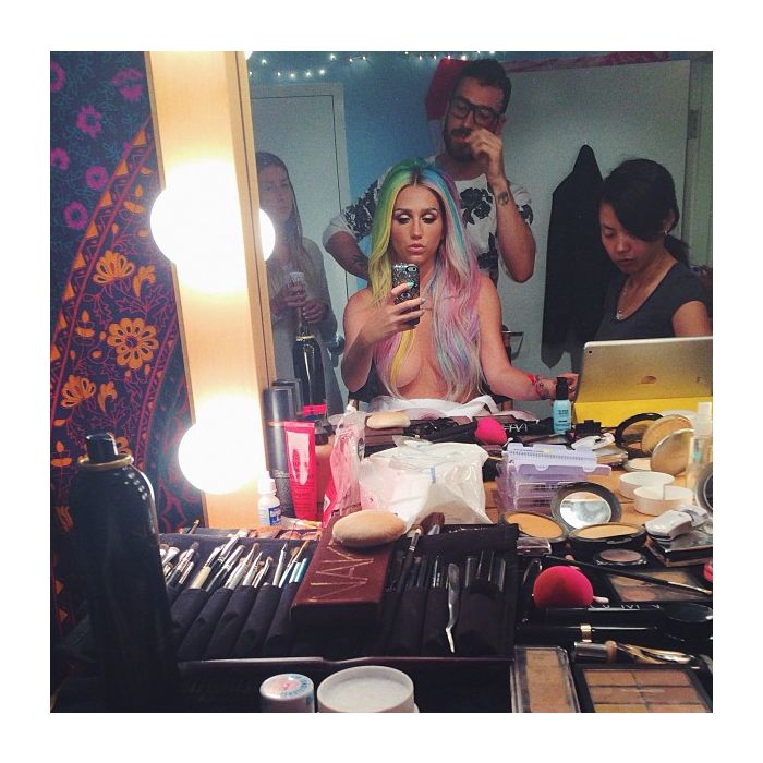  Kesha fez um selfie nos bastidores do VMA, enquanto arrumava as madeixas coloridas 
