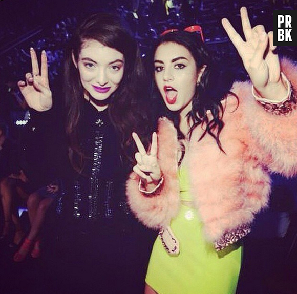 Charli XCX não hesitou em tirar foto com a pop da Lorde