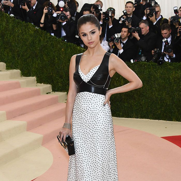 Selena Gomez está quase meiga, mas aí ela colocou esse &quot;negócio&quot; por cima do vestido, que não ficou muito legal