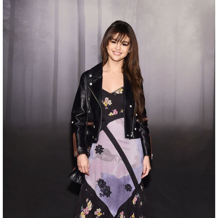 Esse é um dos mais recentes looks de Selena, mas essa combinação de estampa + bota + jaqueta não ficou lá essas coisas