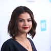 Selena Gomez aparece super feliz ao lado de amigos após peça de teatro