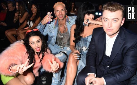 Sam Smith foi aparição em quase todos os selfies do VMA 2014. Na foto, Charli XCX, Riff Raff, Katy Perry e o gato.