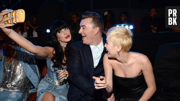 Sam Smith fazendo o "BFF" de Katy Perry e Miley Cyrus no VMA 2014