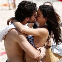 Na novela "Boogie Oogie": Sandra e Rafael passam dia de folga na praia