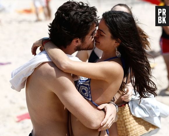 Rafael (Marco Pigossi) e Sandra (Isis Valverde) curtem dia de praia na novela "Boogie Oogie", da Globo