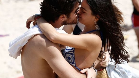 Na novela "Boogie Oogie": Sandra e Rafael passam dia de folga na praia