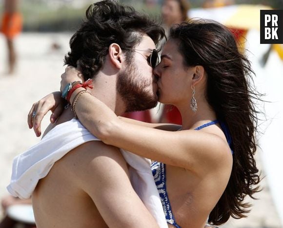 Apaixonados, Rafael (Marco Pigossi) e Sandra (Isis Valverde) aproveitam dia de folga na praia, na novela "Boogie Oogie", da Globo