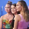 Millie Bobby Brown quebra padrãozinho de ter que levar o boy como date e leva as amigas!
