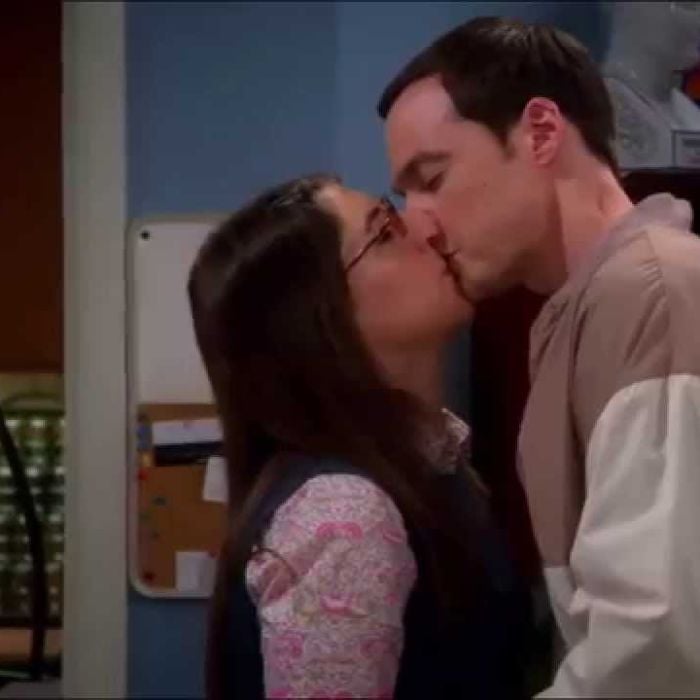 Em &quot;The Big Bang Theory&quot;, 12ª temporada deve mostrar lua de mel de Sheldon (Jim Parsons) e Amy (Mayim Bialik)