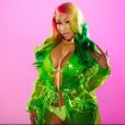 Nicki Minaj aparece com cabelos coloridos, visuais inusitados e fantoches no clipe de "Barbie Dreams"