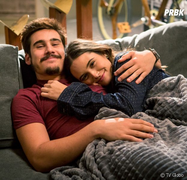 Em "O Tempo Não Para": Samuca (Nicolas Prattes) e Marocas (Juliana Paiva) ficam noivos da forma mais fofa