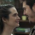 Em "O Tempo Não Para": Samuca (Nicolas Prattes) pede Marocas (Juliana Paiva) em casamento da melhor forma possível