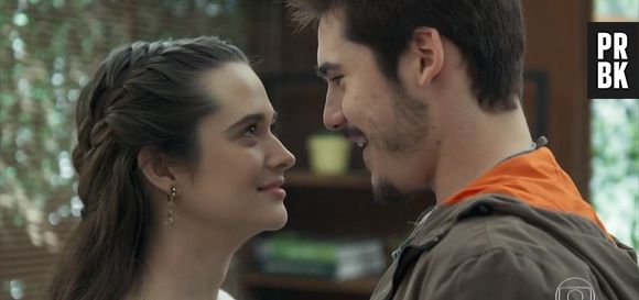 Em "O Tempo Não Para": Samuca (Nicolas Prattes) pede Marocas (Juliana Paiva) em casamento da melhor forma possível