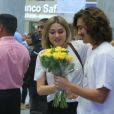 Sasha Meneghel recebe flores e chocolate de Bruno Montaleone