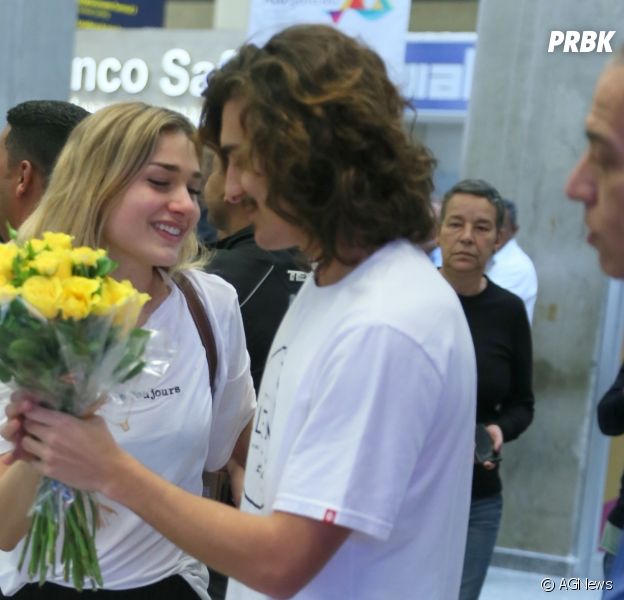 Sasha Meneghel e Bruno Montaleone protagonizam cenas fofíssimas em aeroporto do Rio